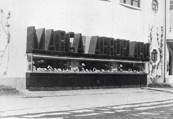Fiera di Milano - Campionaria 1934 - Padiglione delle industrie del cuoio - Vetrina espositiva esterna delle scarpe marca Aeroplano