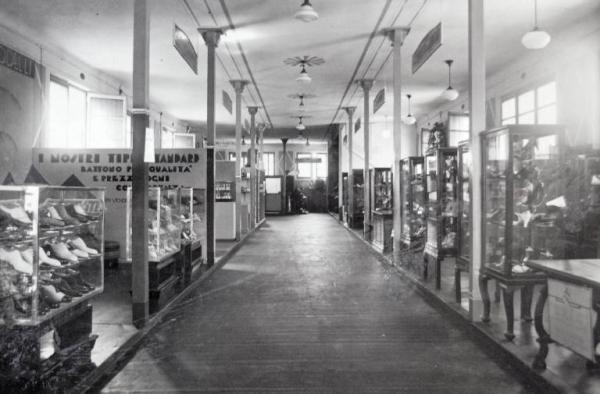 Fiera di Milano - Campionaria 1934 - Padiglione delle industrie del cuoio - Sala interna