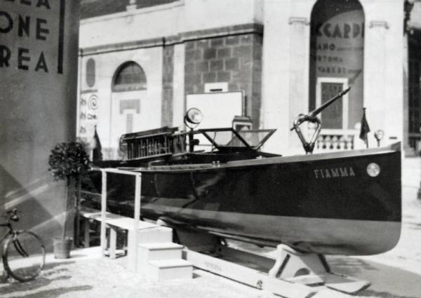 Fiera di Milano - Campionaria 1934 - Mostra della protezione antiaerea - Imbarcazione militare