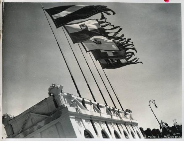 Fiera di Milano - Campionaria 1935 - Bandiere all'entrata di piazza Giulio Cesare