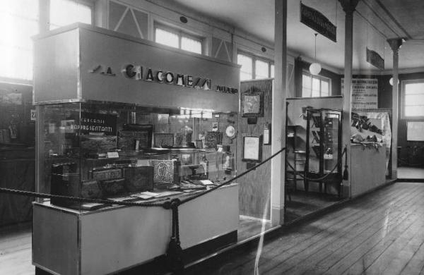 Fiera di Milano - Campionaria 1935 - Padiglione delle industrie del cuoio - Sala interna