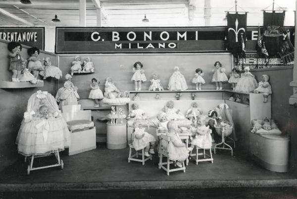 Fiera di Milano - Campionaria 1935 - Padiglione della Mostra del giocattolo - Stand della ditta di bambole artistiche G. Bonomi