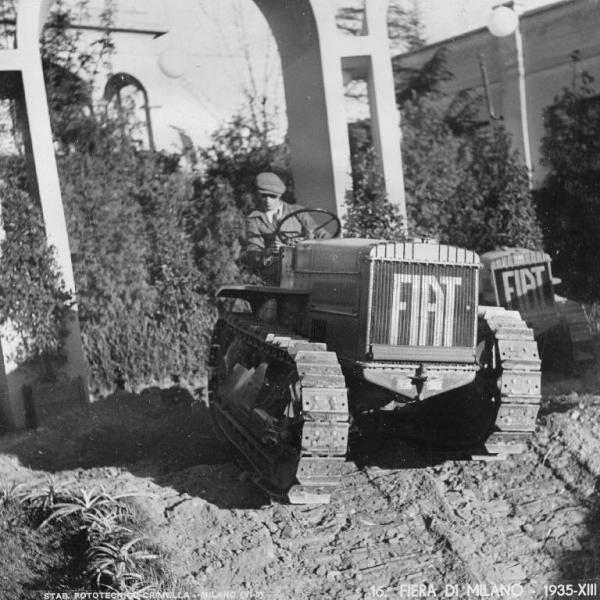 Fiera di Milano - Campionaria 1935 - Area espositiva all'aperto dei trattori Fiat