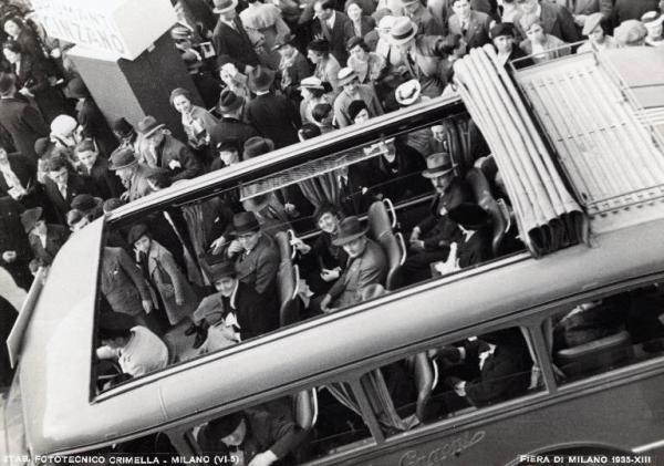 Fiera di Milano - Campionaria 1935 - Autobus di trasporto interno con visitatori