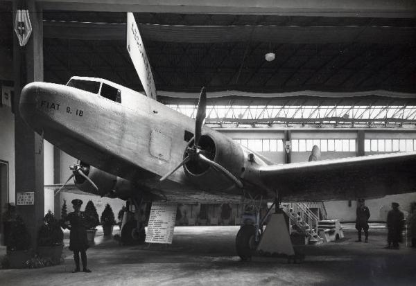 Fiera di Milano - Salone internazionale aeronautico 1935 - Sezione italiana - Stand della Aeronautica d'Italia Fiat