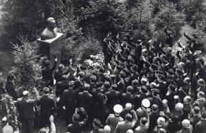 Fiera di Milano - Campionaria 1934 - Visita di Achille Starace, segretario del Partito nazionale fascista - Omaggio al monumeno commemorativo di Arnaldo Mussolini