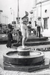 Fiera di Milano - Campionaria 1934 - Fontana con scultura nell'area antistante il padiglione della Montecatini