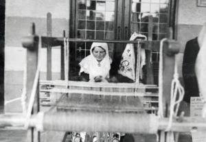 Fiera di Milano - Campionaria 1934 - Padiglione della Sardegna - Sala interna - Donna in costume tradizionale al telaio