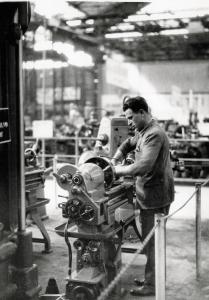 Fiera di Milano - Campionaria 1934 - Padiglione della meccanica - Operaio al lavoro su una macchina