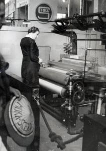 Fiera di Milano - Campionaria 1934 - Padiglione della meccanica - Operaia al lavoro su un telaio meccanico