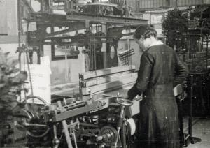 Fiera di Milano - Campionaria 1934 - Settore brevetti e invenzioni - Operaia al lavoro su telaio automatico