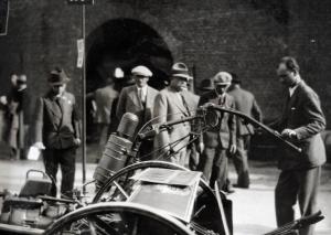 Fiera di Milano - Campionaria 1934 - Visitatori presso una macchina industriale