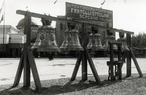 Fiera di Milano - Campionaria 1934 - Installazione di campane della Fonderia pontificia Fratelli Ottolina di Seregno