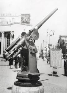 Fiera di Milano - Campionaria 1934 - Mostra della protezione antiaerea - Mitragliatrice