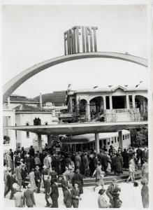 Fiera di Milano - Campionaria 1934 - Area espositiva all'aperto con littorina Fiat