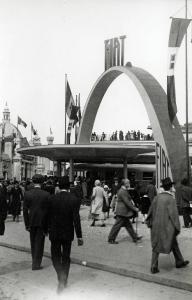 Fiera di Milano - Campionaria 1934 - Area espositiva all'aperto con littorina Fiat