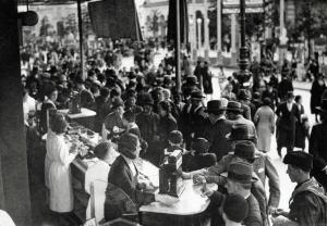 Fiera di Milano - Campionaria 1934 - Bar all'aperto con visitatori al banco
