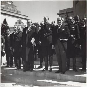 Fiera di Milano - Campionaria 1935 - Visita del ministro delle finanze Paolo Ignazio Maria Thaon de Revel e altre autorità in occasione della Giornata delle nazioni