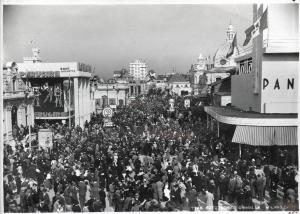 Fiera di Milano - Campionaria 1935 - Viale della scienza - Folla di visitatori