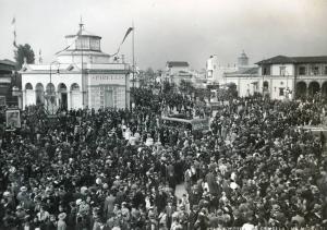 Fiera di Milano - Campionaria 1935 - Piazza Italia - Folla di visitatori