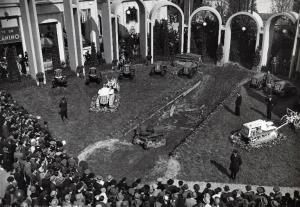 Fiera di Milano - Campionaria 1935 - Area espositiva all'aperto dei trattori Fiat