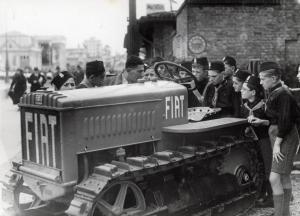 Fiera di Milano - Campionaria 1935 - Gruppo di giovani balilla intorno a trattore militare Fiat