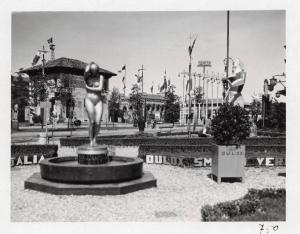 Fiera di Milano - Campionaria 1935 - Fontana con scultura