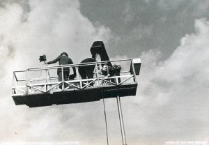 Fiera di Milano - Campionaria 1935 - Fotografi su un carrello elevatore