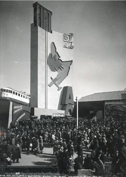 Fiera di Milano - Campionaria 1936 - Area espositiva Fiat sull'Africa Orientale - Visitatori