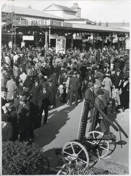 Fiera di Milano - Campionaria 1936 - Settore agricolo - Folla di visitatori