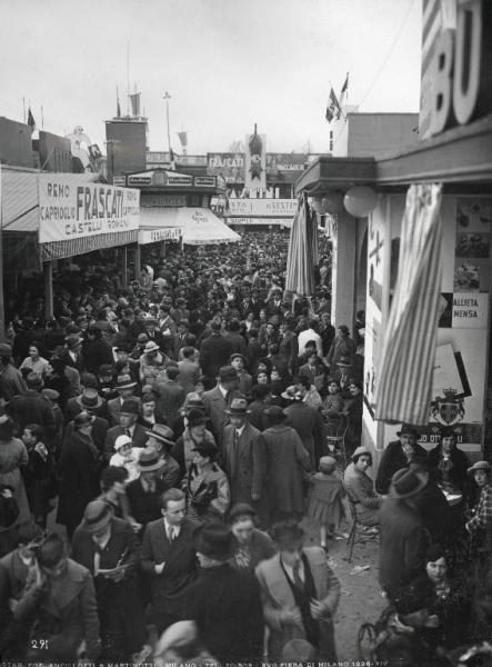 Fiera di Milano - Campionaria 1936 - Settore degli alimentari - Folla di visitatori