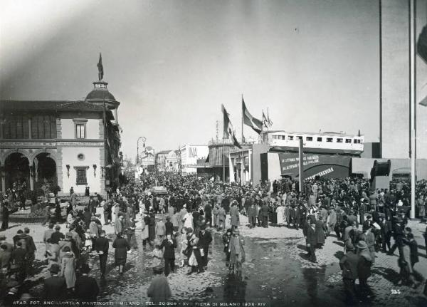 Fiera di Milano - Campionaria 1936 - Piazza Italia e viale dell'industria - Folla di visitatori