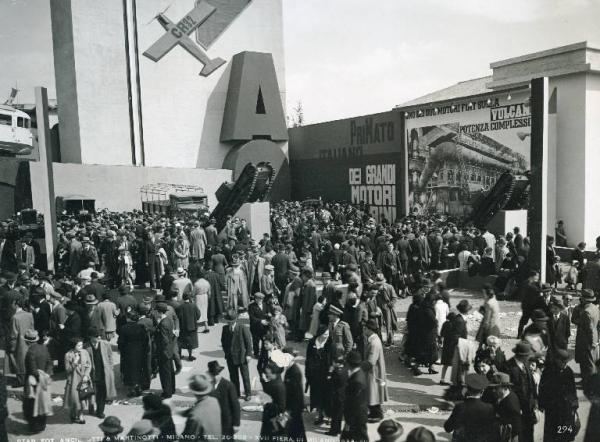 Fiera di Milano - Campionaria 1936 - Area espositiva Fiat sull'Africa Orientale - Folla di visitatori