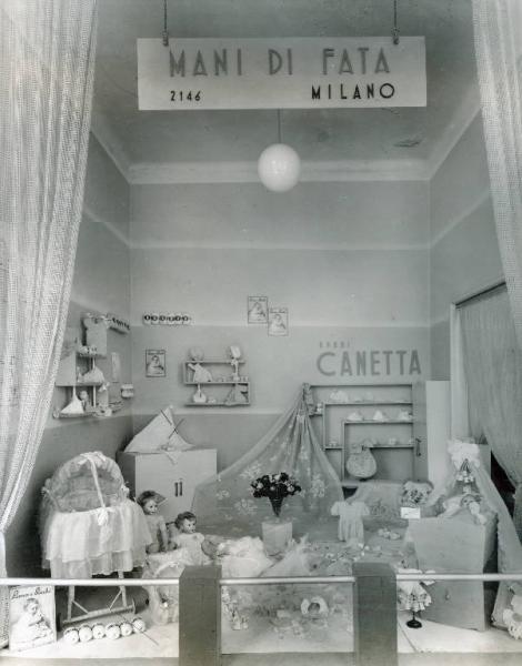 Fiera di Milano - Campionaria 1936 - Padiglione dei tessili e dell'abbigliamento - Stand della rivista Mani di Fata eredi Canetta