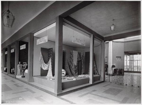 Fiera di Milano - Campionaria 1936 - Padiglione dei tessili e dell'abbigliamento - Sala interna