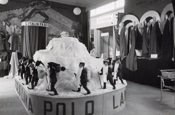 Fiera di Milano - Campionaria 1936 - Padiglione dei tessili e dell'abbigliamento - Stand di filati e tessuti di lana della Marzotto
