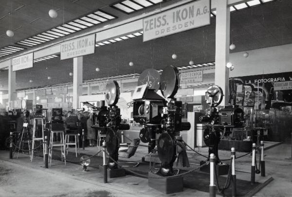 Fiera di Milano - Campionaria 1936 - Padiglione dell'ottica, foto, cinematografia - Sala interna