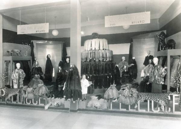 Fiera di Milano - Campionaria 1936 - Padiglione delle industrie del cuoio - Stand di pelli per pellicceria "Alla città di Lipsia"