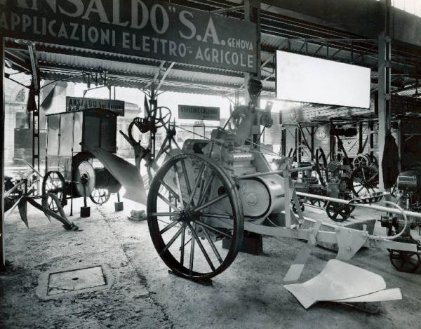 Fiera di Milano - Campionaria 1936 - Tettoia delle macchine agricole - Stand delle applicazioni elettroagricole della Ansaldo S.A.