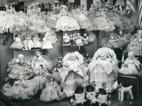 Fiera di Milano - Campionaria 1936 - Padiglione del giocattolo - Stand di bambole e bambolotti