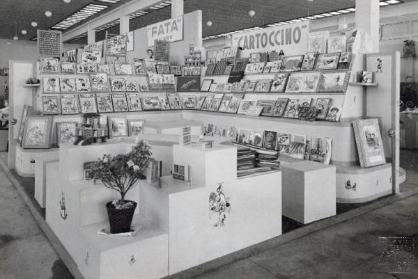 Fiera di Milano - Campionaria 1936 - Padiglione del giocattolo - Stand di libri per l'infanzia