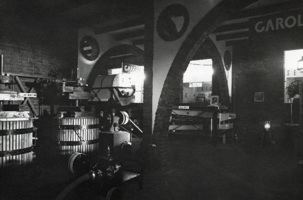 Fiera di Milano - Campionaria 1936 - Padiglione dei vini e liquori d'Italia - Stand di torchi e altri macchinari