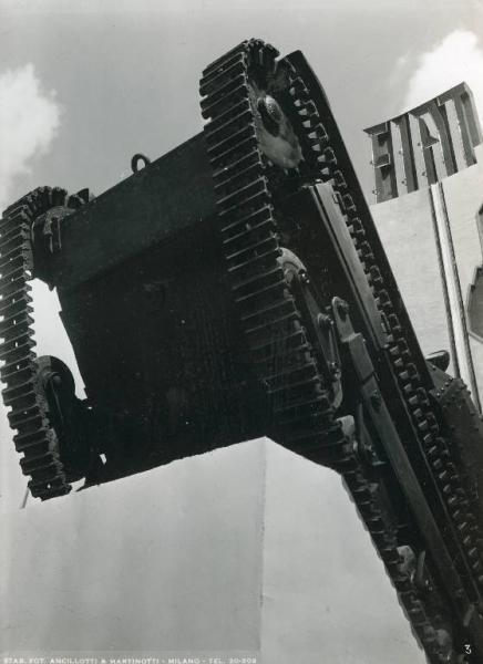 Fiera di Milano - Campionaria 1936 - Area espositiva Fiat sull'Africa Orientale - Cingolato militare