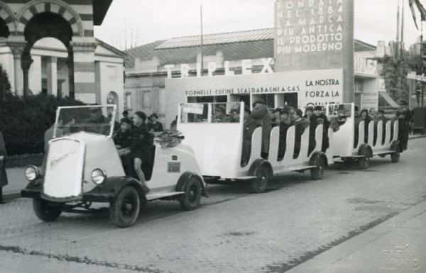 Fiera di Milano - Campionaria 1936 - Trenino elettrico di trasporto interno con visitatori