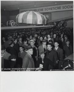 Fiera di Milano - Salone internazionale aeronautico 1935 - Sezione dell'Unione Repubbliche sovietiche - Folla di visitatori