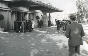 Fiera di Milano - Palazzo dello sport, sede del Salone internazionale aeronautico 1935 - Visitatori all'entrata