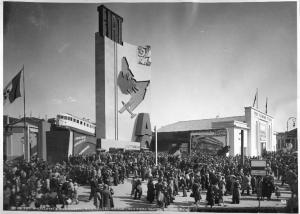 Fiera di Milano - Campionaria 1936 - Area espositiva Fiat sull'Africa Orientale - Folla di visitatori