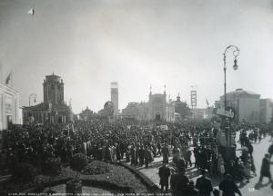 Fiera di Milano - Campionaria 1936 - Piazza Italia - Folla di visitatori