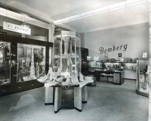 Fiera di Milano - Campionaria 1936 - Padiglione dei tessili e dell'abbigliamento - Stand di confezioni con tessuti della Bemberg S.A.