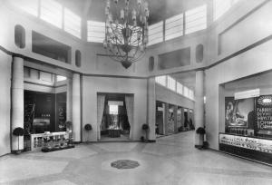 Fiera di Milano - Campionaria 1936 - Padiglione dei tessili e dell'abbigliamento - Atrio centrale con stand